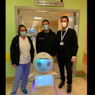 Il robot Tommy 2 in servizio al reparto Hub Covid dell'ospedale di Circolo