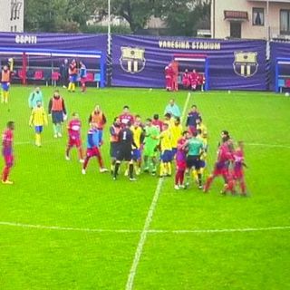Le proteste finali a Venegono dopo le perdite di tempo degli ospiti su cui l'arbitro non è mai intervenuto