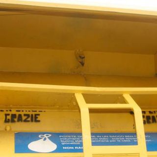 Rimozione di undici cassonetti abusivi: «Si mette fine a un mercato illegale»