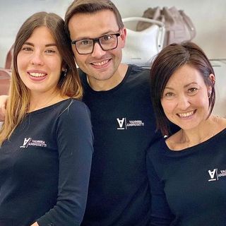 Paolo Ambrosetti insieme alla moglie Michela Petino e alla loro commessa/influencer Federica Perucchetti: i tre artefici del successo della Valigeria Ambrosetti