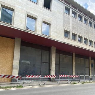 Le vetrine vuote dell'ex consorzio agrario al semaforo di via Magenta, biglietto di ingresso in città che presto verrà riqualificato