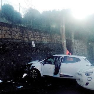 Scontro tra due auto in via Gasparotto: ferita una ragazza di 21 anni e code