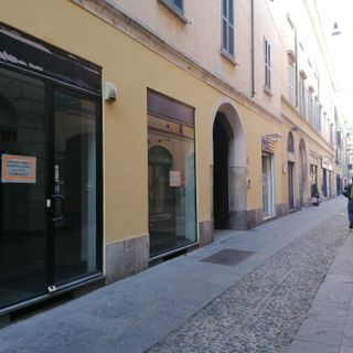 Via San Martino Cenerentola dello shopping, sempre più vetrine abbandonate