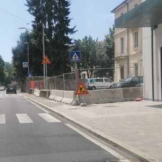 Multipiano Sempione poco accessibile: ingresso principale bloccato dalle barriere architettoniche