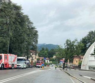 Mezzo di cantiere si ribalta in viale Aguggiari, intervengono i vigili del fuoco