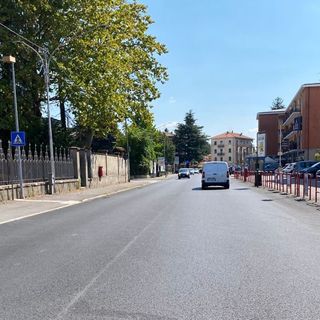 Viale Borri, quando la segnaletica resta in vacanza. Boldetti: «Asfaltatura completata da un mese e ancora niente strisce»