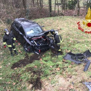 Grantola, auto fuori strada sulla Provinciale: ferito un uomo