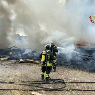 Cumulo di materiale in fiamme a Cairate. La colonna di fumo visibile anche dai paesi vicini