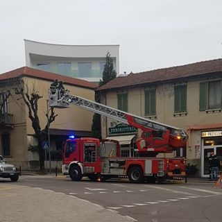 Comignolo pericolante in via XXV Aprile, vigili del fuoco in azione