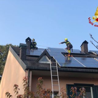 Spazzacamino bloccato sul tetto, lo salvano i vigili del fuoco