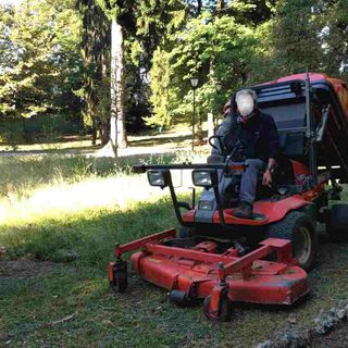 Ore contate per il degrado. Giardinieri al lavoro per restituire al parco di Villa Recalcati il suo antico splendore