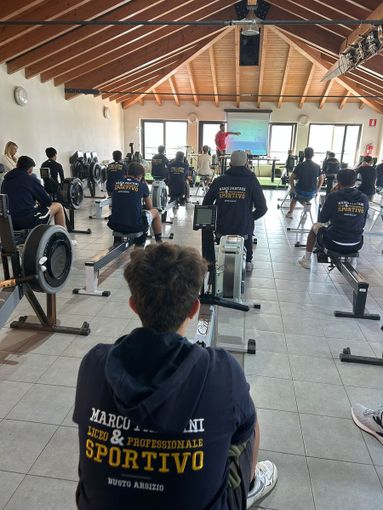Studenti del “Pantani” ospiti a Monate per scoprire i segreti del canottaggio Studenti del “Pantani” ospiti a Monate per scoprire i segreti del canottaggio