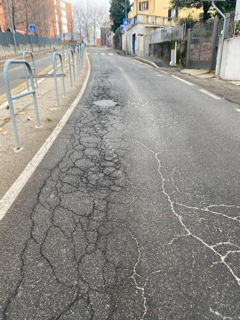 «La strada con accesso diretto al pronto soccorso è piena di buche e avvallamenti. Com’è possibile?» «La strada con accesso diretto al pronto soccorso è piena di buche e avvallamenti. Com’è possibile?»