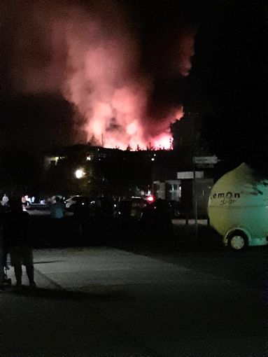 AGGIORNAMENTO, FOTO E VIDEO. L'incendio ad Arona non è ancora domato. Rallentata anche la circolazione ferroviaria AGGIORNAMENTO, FOTO E VIDEO. L'incendio ad Arona non è ancora domato. Rallentata anche la circolazione ferroviaria