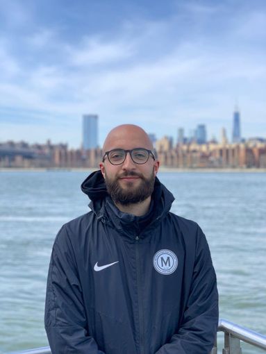 Stefano Gandini con la divisa del Metropolitan Oval; sullo sfondo, la Grande Mela