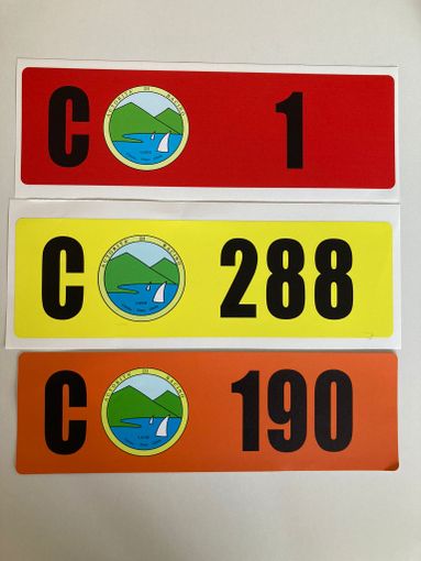 Nelle foto, le targhe degli ultimi tre anni e il contrassegno di colore rosso per il 2022