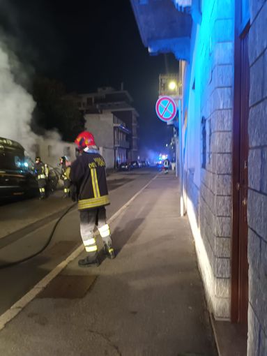 VIDEO E FOTO. Veicoli in fiamme, paura nella zona di via Culin a Busto