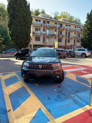 La segnalazione di un lettore civile batte l'inciviltà di quell'auto parcheggiata tra posto disabili e strisce pedonali