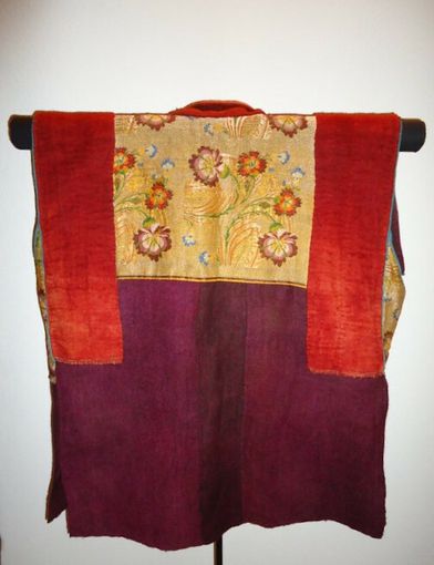 Restauro paramenti sacri: come conservare i tessuti liturgici oggi?