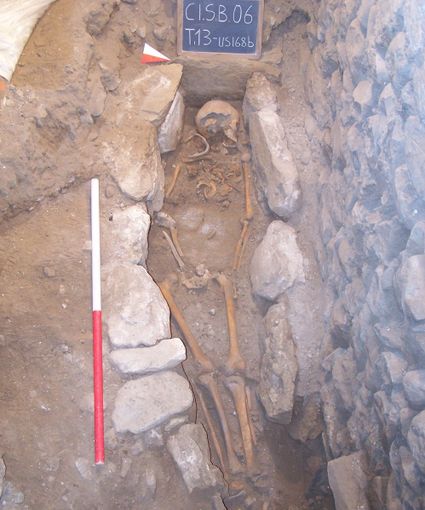 La Tomba 13 del cimitero interno della Chiesa di San Biagio a Cittiglio. Sotto: la ricercatrice Insubria Chiara Tesi e la ricostruzione fisiognomica dell’individuo, fatta da Stefano Ricci dell’Università di Siena, e la ricostruzione della dinamica dei colpi. La Tomba 13 del cimitero interno della Chiesa di San Biagio a Cittiglio. Sotto: la ricercatrice Insubria Chiara Tesi e la ricostruzione fisiognomica dell’individuo, fatta da Stefano Ricci dell’Università di Siena, e la ricostruzione della dinamica dei colpi.