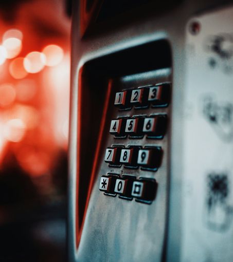 Il fascino persistente delle chiamate erotiche al telefono