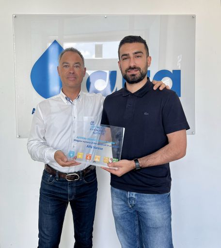 Nelle foto: Andrea Righi, Responsabile commerciale di 2F Water Venture, consegna il premio a Pietro Galante, Responsabile Conduzione Acque Potabili di Alfa Srl Nelle foto: Andrea Righi, Responsabile commerciale di 2F Water Venture, consegna il premio a Pietro Galante, Responsabile Conduzione Acque Potabili di Alfa Srl