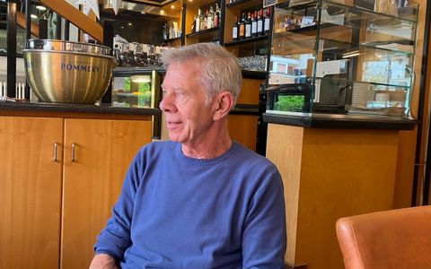 Enzo Agugliaro, titolare del bar &quot;Club 91&quot;. Sotto nella gallery Enzo e papà Angelo dietro lo stesso bancone