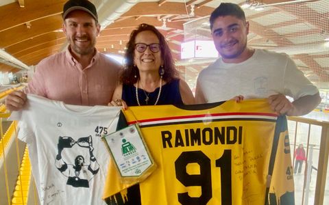 Daniela Colonna Preti tra Edoardo Raimondi e Alessio Piroso che hanno donato alla presidentessa della Polha una parte del ricavato della festa d'addio all'hockey del numero 91 giallonero
