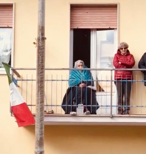 Nonna Maria compie 105 anni e s'affaccia al suo balcone di Morazzone: è il simbolo di tutto ciò che dobbiamo proteggere