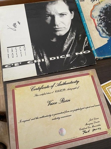 Alcuni dei prodotti falsi sequestrati dalla Guardia di Finanza Alcuni dei prodotti falsi sequestrati dalla Guardia di Finanza