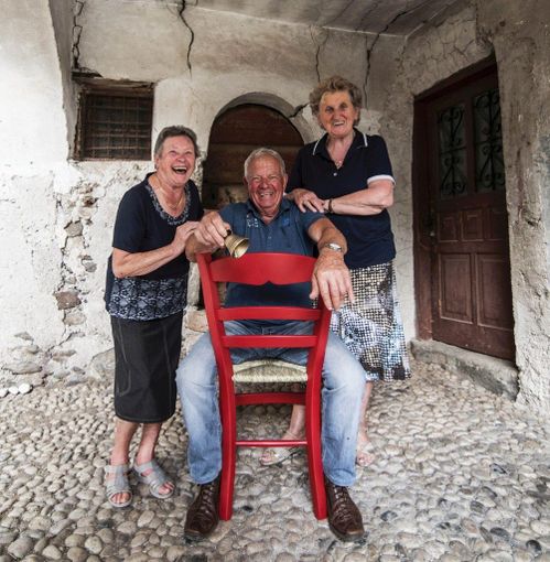 LA STORIA. Sedie rosse per i turisti: suonando una campanella, gli abitanti raccontano i segreti del paese