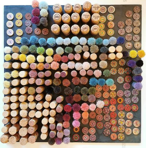 Elena Rizzardi: La cromia del riciclo. Sotto: Totem dei piatti di plastica, La forza di Madre Terra di 3RE, Street Art - GuerraepaolO, Macchinario fantasma di Angelo Ariti, Il pianto del mare di Donatella Stolz