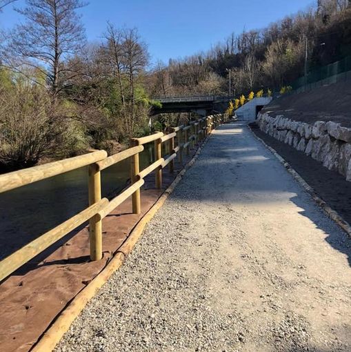 Sulla pista ciclopedonale lungo il Bardello c'è voglia di pedalare e di allungare il percorso