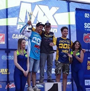 Enzo Bertoni sul podio insieme a Maurizio e Stefano Diotto, i suoi piloti Enzo Bertoni sul podio insieme a Maurizio e Stefano Diotto, i suoi piloti