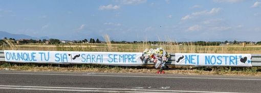 Saronno, striscione e fiori per ricordare Michele Garruto sul luogo dell’incidente mortale Saronno, striscione e fiori per ricordare Michele Garruto sul luogo dell’incidente mortale