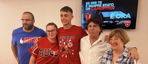 Una foto di gruppo per i primi abbonati 2025/2026 della Pallacanestro Varese
