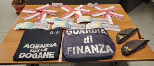 Pensionato trovato in dogana con dieci milioni di dollari in Traveller’s Cheque sotto il sedile Pensionato trovato in dogana con dieci milioni di dollari in Traveller’s Cheque sotto il sedile