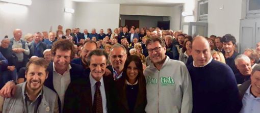 VIDEO E FOTO. Folla per i big della Lega al Circolo di Bizzozero: «Riprendiamoci Varese tutti assieme»
