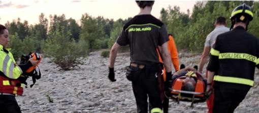 Uomo salvato dai vigili del fuoco su un isolotto a Turbigo Uomo salvato dai vigili del fuoco su un isolotto a Turbigo