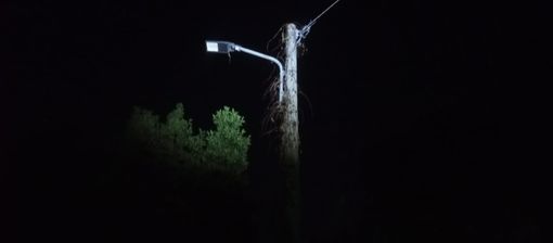 Lampioni spenti in via Don Ambrosini, nel quartiere di Valle Olona