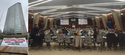 Lo striscione del Pd davanti al Pirellone e il dibattito in assise