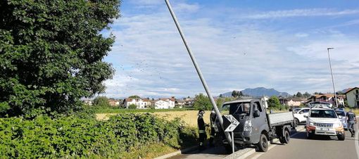 Autocarro esce di strada e si schianta contro un palo: soccorsi in azione a Vedano Olona