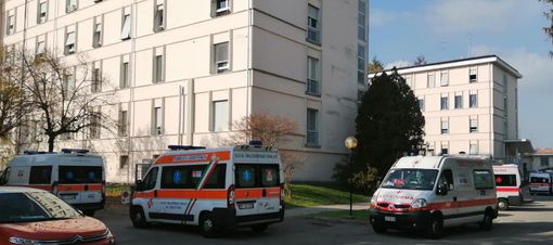 Una foto che fa impressione: «Undici ambulanze in attesa davanti al pronto soccorso di Tradate» Una foto che fa impressione: «Undici ambulanze in attesa davanti al pronto soccorso di Tradate»