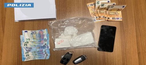 Fuggono al controllo e si scontrano con un'auto civetta: in auto trovato quasi mezzo chilo di cocaina