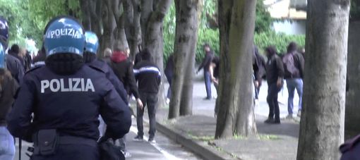 Un momento degli scontri (foto Polizia di Stato)