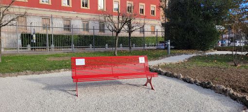 A Villa Recalcati una panchina rossa contro la violenza sulle donne. Gli studenti ricordano Giulia