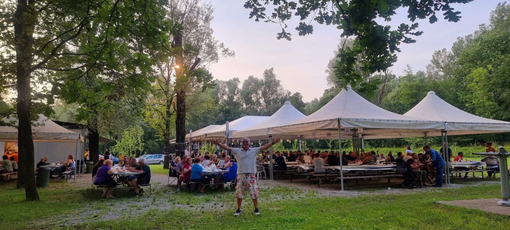 Alla festa al bosco di Buguggiate, vicino al Tigros del lago, non manca il sindaco del paese Matteo Sambo