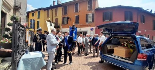 foto del funerale dell'ex sindaco di Luino Vittorio Minelli (foto tratta da Luinonotizie.it)