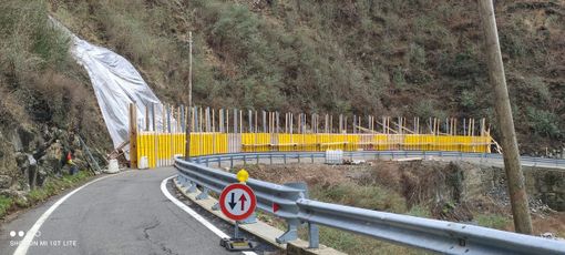 Il muro paramassi in costruzione sulla Sp8 a Vararo di Cittiglio (foto dalla pagina Facebook Polis)