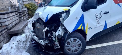 L'immagine impressionante dei danni riportati dal pullmino dello Sci Club Formazza dopo lo scontro con il cervo